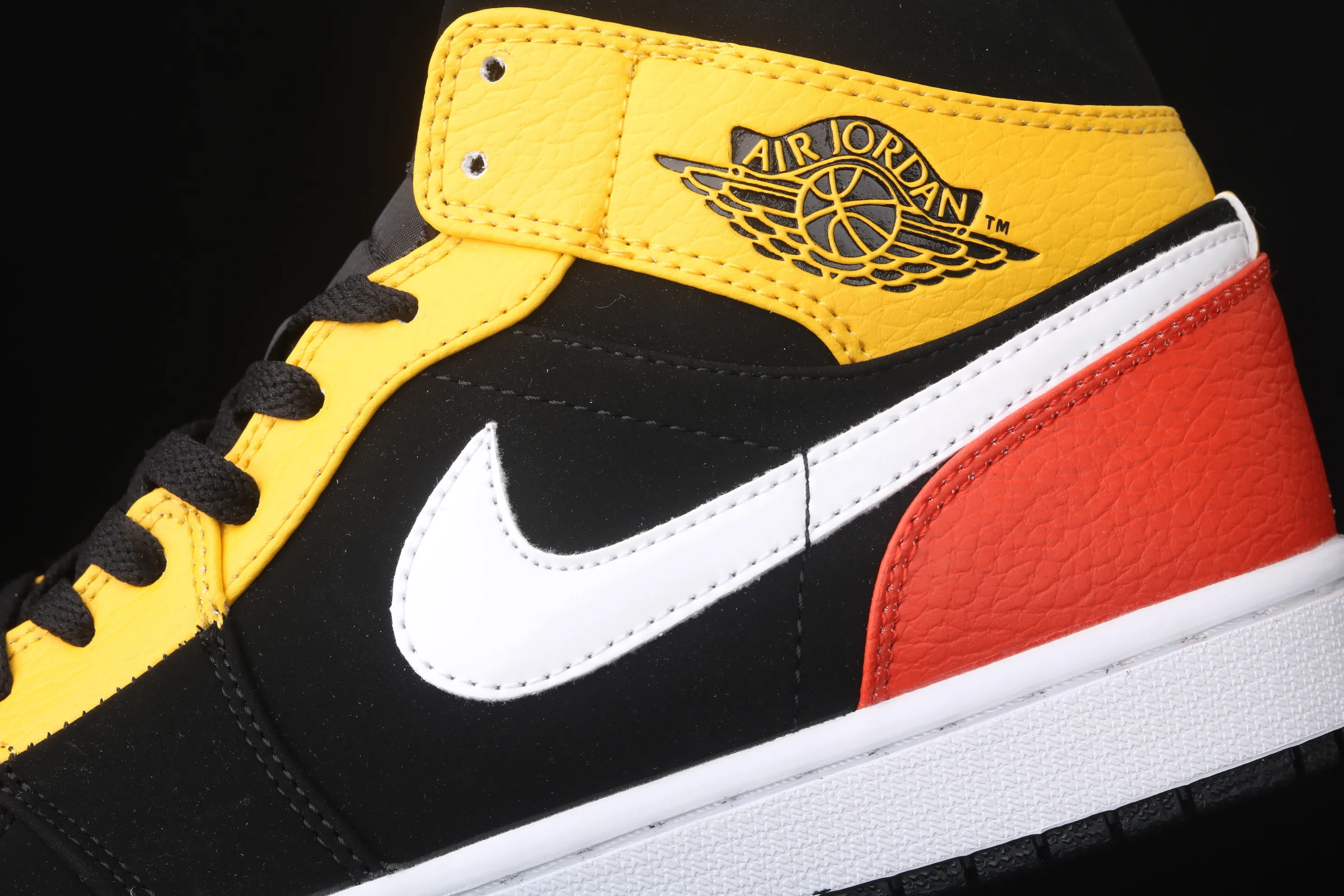 All categories Air Jordan Jordan series basketball shoes Air Jordan 1 Mid Air Jordan 1 Mid SE AJ1 Joe 1 color matching mid-top basketball shoes 852542-087